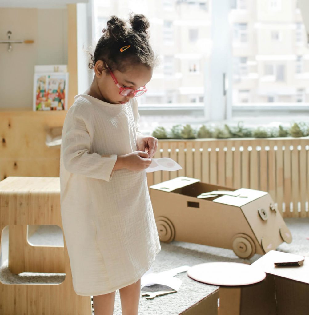 Enfant jouant avec des jouets fabriqué à la main